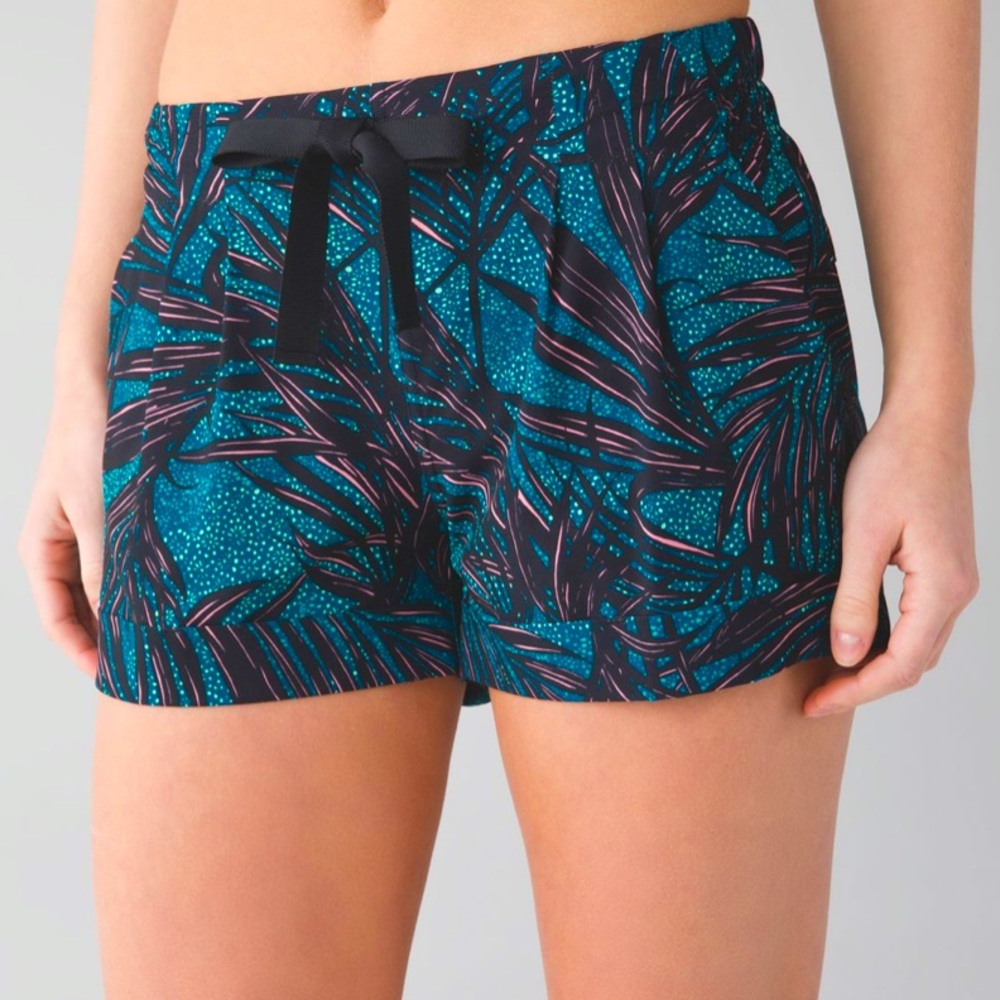 Lululemon Spring Break Away Short II Size 4